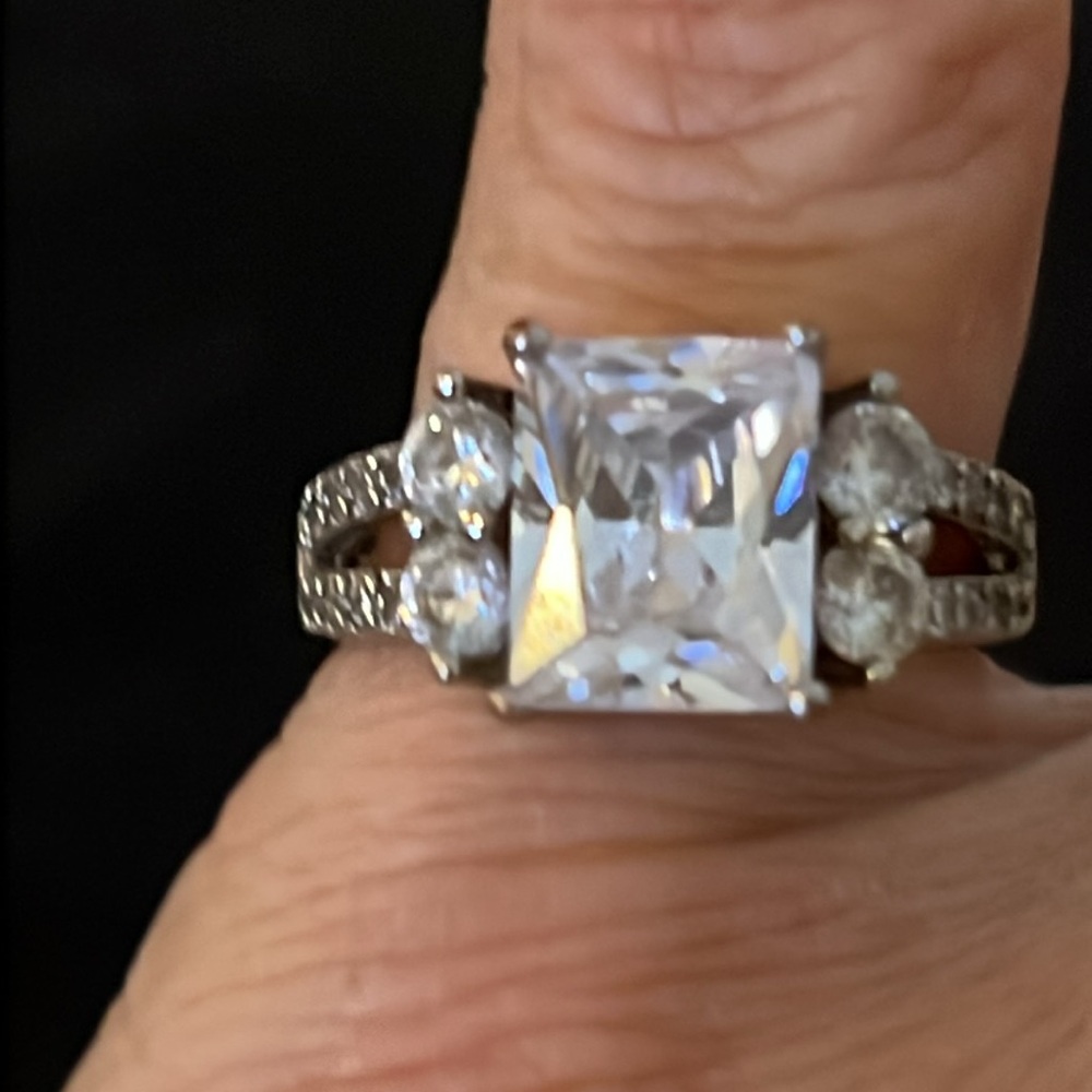 Stunning Sterling Silver 925 crystal ring size 7.75